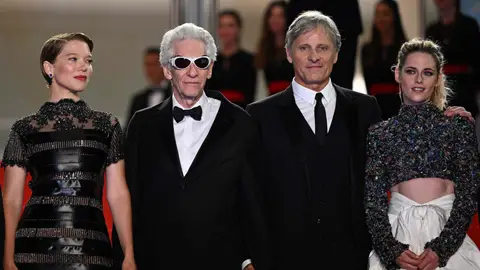 David Cronenberg (2i), rodeado por Léa Seydoux, Viggo Mortensen y Kristen Stewart, llega a la premiere de &#39;Crimes of the future&#39; en Cannes