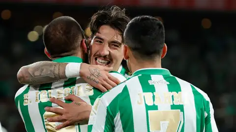 Los jugadores del Betis Borja Iglesias, Hector Bellerín y Juanmi, celebran un gol durante un partido. 