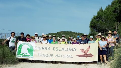 Casi un centenar de personas participaban, pese al intenso calor, en la marcha reivindicativa por Sierra Escalona