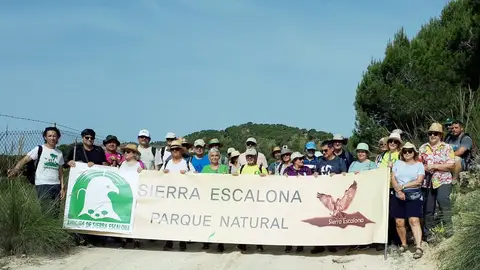 Casi un centenar de personas participaban, pese al intenso calor, en la marcha reivindicativa por Sierra Escalona Casi un centenar de personas participaban, pese al intenso calor, en la marcha reivindicativa por Sierra Escalona