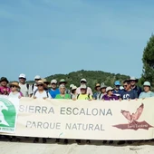 Casi un centenar de personas participaban, pese al intenso calor, en la marcha reivindicativa por Sierra Escalona Casi un centenar de personas participaban, pese al intenso calor, en la marcha reivindicativa por Sierra Escalona