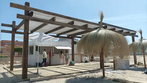 Peñíscola recupera el chiringuito de playa tras 20 años sin prestar el servicio
