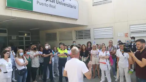 Protesta en la puerta del Hospital de Puerto Real