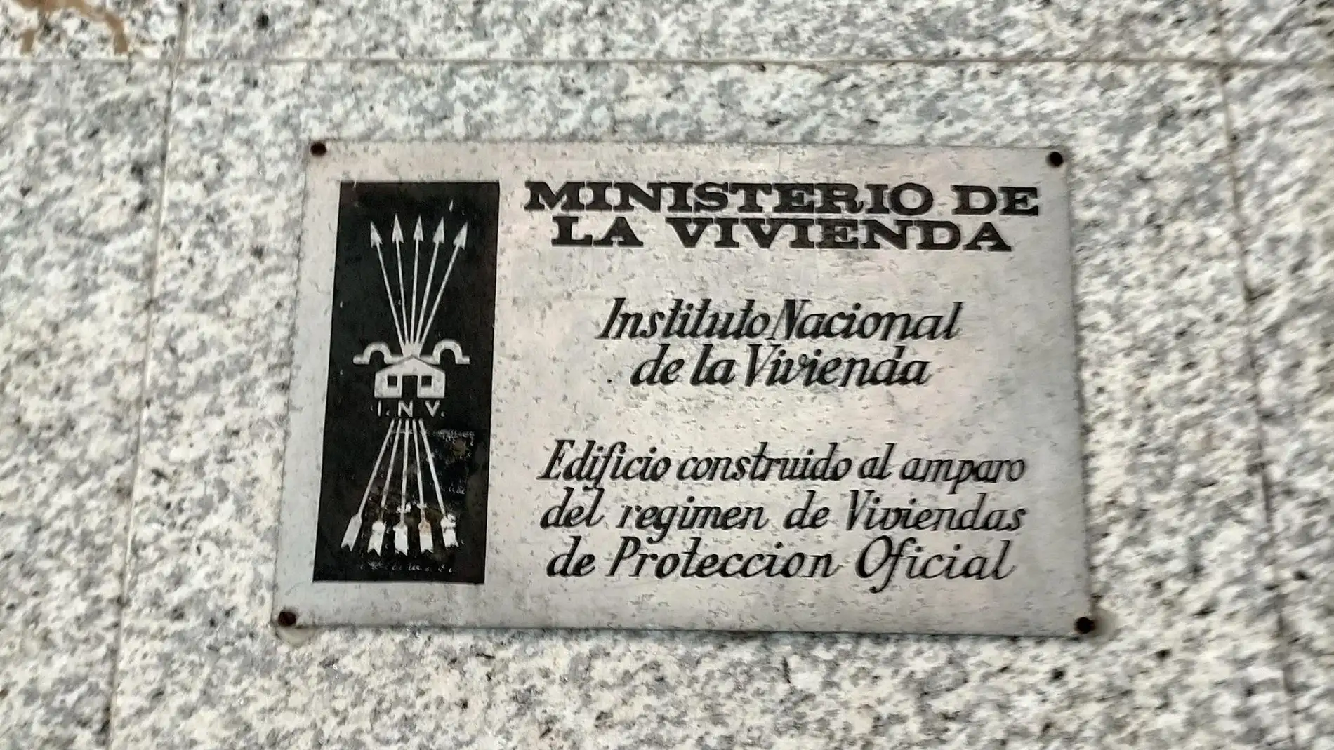 Solicitan al Ayuntamiento de Cáceres la retirada de vestigios franquistas como la Cruz, placas e inscripciones 