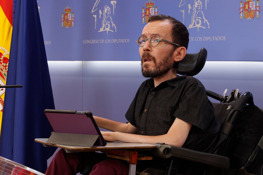 Echenique sobre Ayuso: "está a cuatro cervezas de ponerse a quemar libros de texto en la Puerta del Sol" Echenique sobre Ayuso: "está a cuatro cervezas de ponerse a quemar libros de texto en la Puerta del Sol"