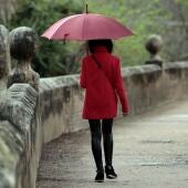 Una persona pasea bajo la lluvia en una imagen de archivo.