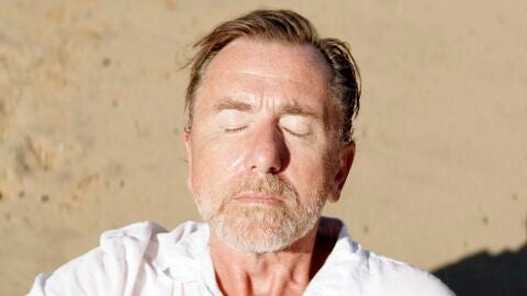 El actor Tim Roth en una imagen promocional de la pel&iacute;cula 'Sundown', del mexicano Michel Franco