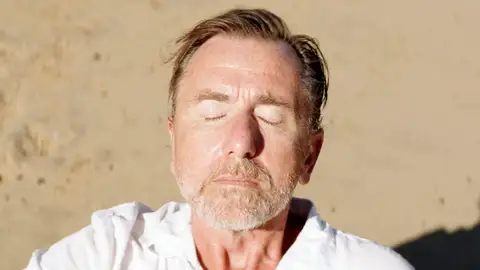 El actor Tim Roth en una imagen promocional de la película 'Sundown', del mexicano Michel Franco El actor Tim Roth en una imagen promocional de la película 'Sundown', del mexicano Michel Franco