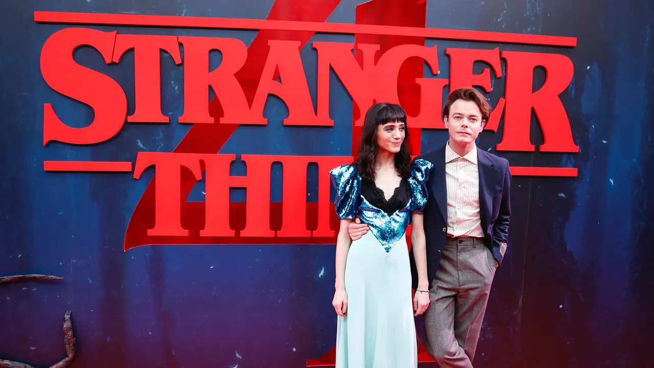 La actriz estadounidense Natalia Dyer y el actor estadounidense Charlie Heaton