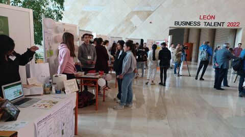 Le&oacute;n Business Talent en el vest&iacute;bulo de Empresariales en la ULe