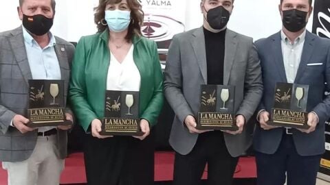 Mar&iacute;a Jos&eacute; Moreno junto a sus compa&ntilde;eros, recogiendo Premios a la Calidad de la D O Mancha