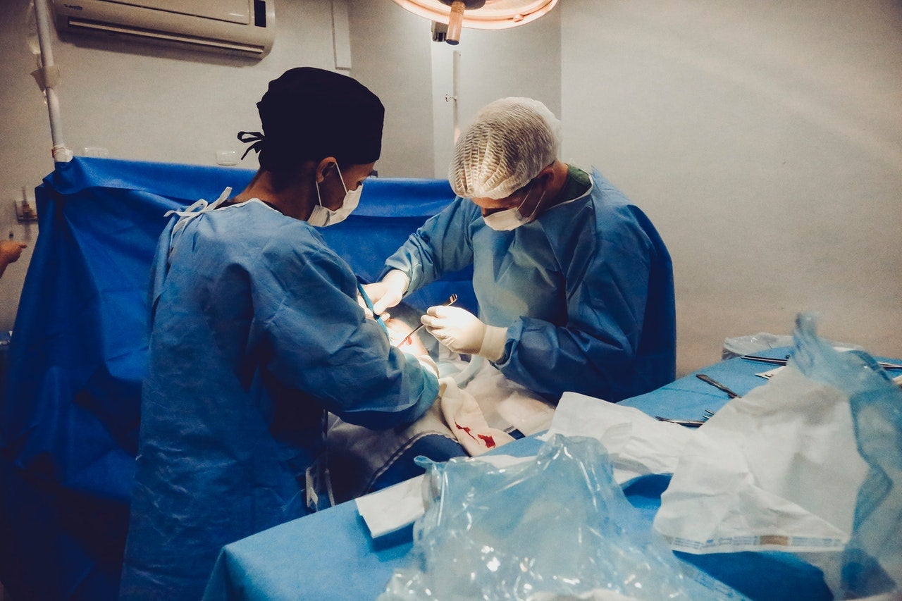 Tertulia de médicos: Cómo operar un corazón "partío" Tertulia de médicos: Cómo operar un corazón "partío"