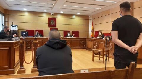 Los dos condenados durante el juicio en la Audiencia de Ciudad Real