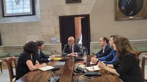 El alcalde de Sevilla Antonio Muñoz, reunido con representantes de Vueling y representantes turísticos