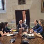 El alcalde de Sevilla Antonio Muñoz, reunido con representantes de Vueling y representantes turísticos