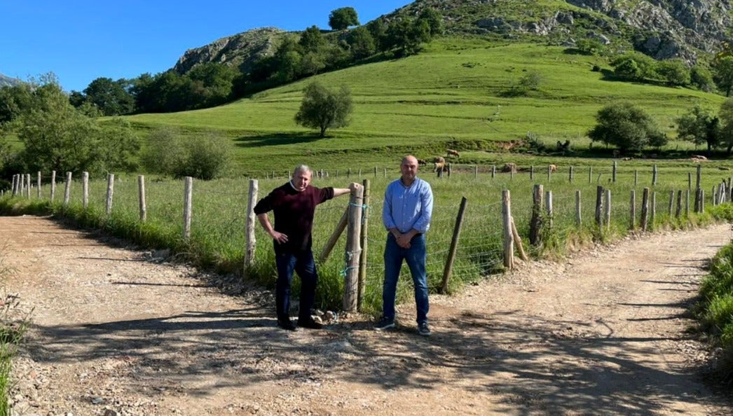 Parres continúa mejorando accesos e infraestructuras en sus núcleos rurales Parres continúa mejorando accesos e infraestructuras en sus núcleos rurales