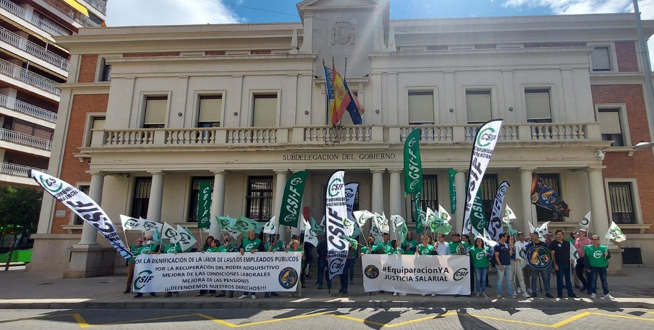CSIF y JUSAPOL protestan por la pérdida de poder adquisitivo CSIF y JUSAPOL protestan por la pérdida de poder adquisitivo