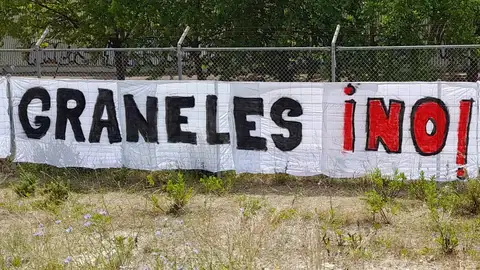 Pancarta contra los graneles en Delphi Pancarta contra los graneles en Delphi