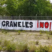 Pancarta contra los graneles en Delphi Pancarta contra los graneles en Delphi