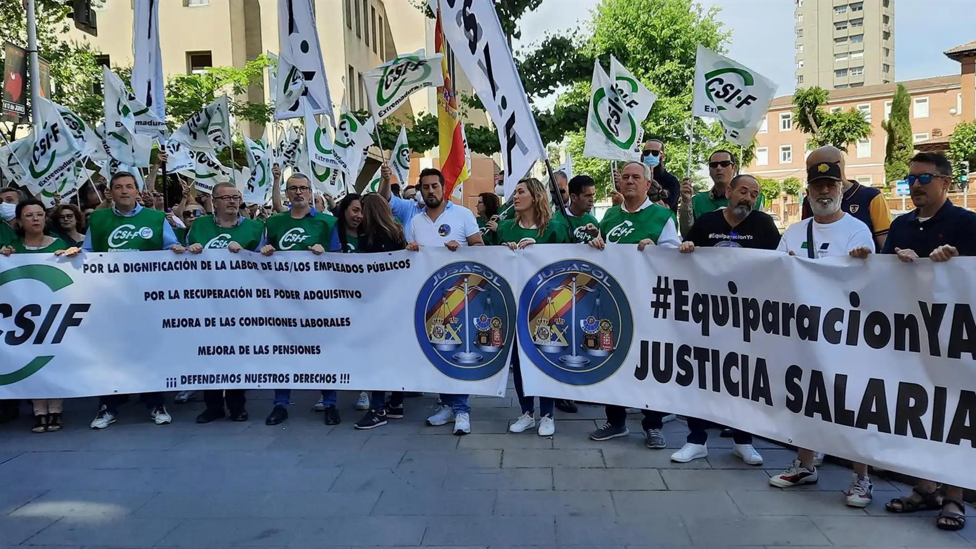 Un centenar de personas muestran en Badajoz su rechazo ante la pérdida de poder adquisitivo de los empleados públicos