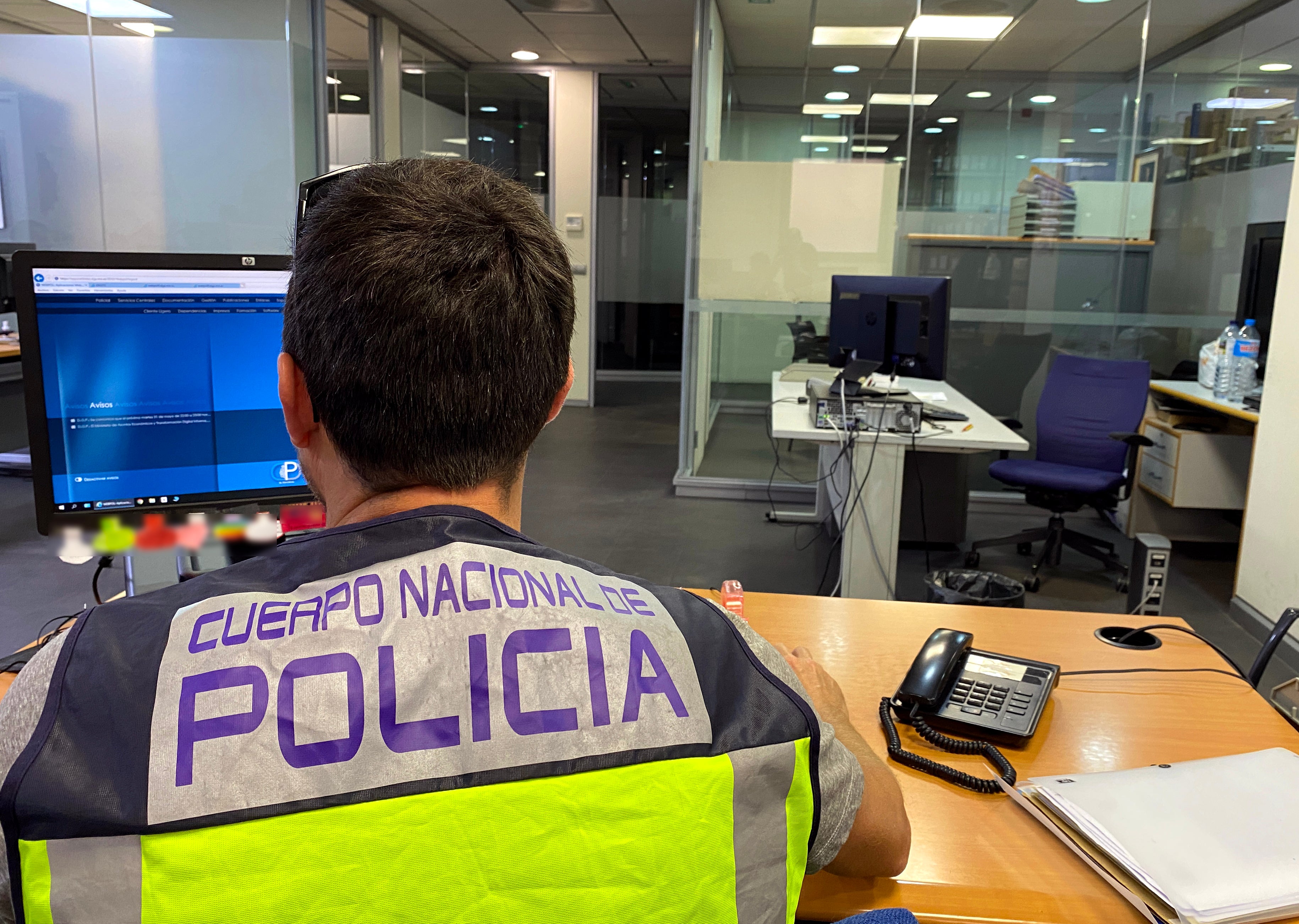 La Policía Nacional detiene en Elda y Torrevieja a tres hombres que simulaban ser albañiles para robar en el interior de las viviendas La Policía Nacional detiene en Elda y Torrevieja a tres hombres que simulaban ser albañiles para robar en el interior de las viviendas