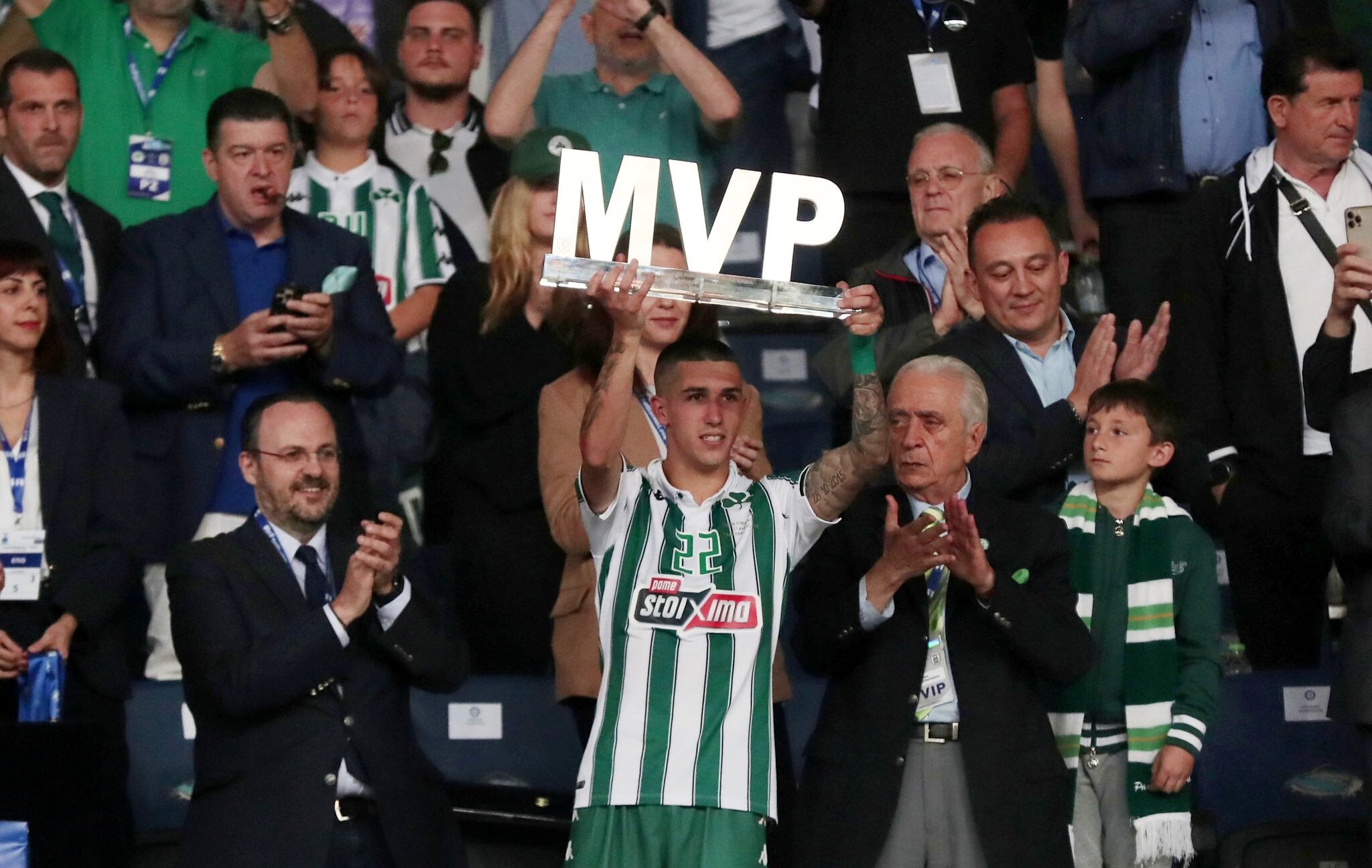 Aitor Cantalapiedra, tras recibir una pedrada en la final de la Copa de Grecia: "Pensé que me había roto la mano" Aitor Cantalapiedra, tras recibir una pedrada en la final de la Copa de Grecia: "Pensé que me había roto la mano"