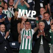 Aitor Cantalapiedra levantando el trofeo de MVP de la final de la Copa de Grecia