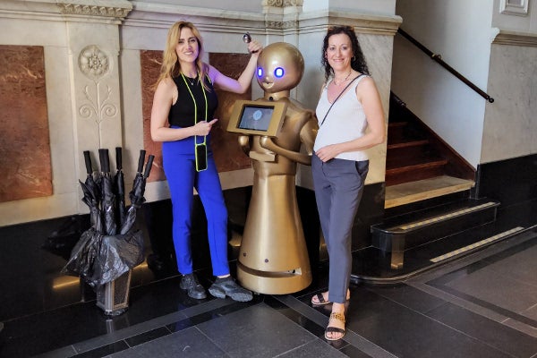 Investigadores de la UJI realizan dos experimentos con robots sociales en hoteles para analizar el valor que aportan al sector del turismo Investigadores de la UJI realizan dos experimentos con robots sociales en hoteles para analizar el valor que aportan al sector del turismo