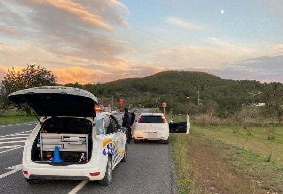 El Consell d’Eivissa utiliza infiltrados para denunciar a los conductores ilegales que operan en la isla El Consell d’Eivissa utiliza infiltrados para denunciar a los conductores ilegales que operan en la isla