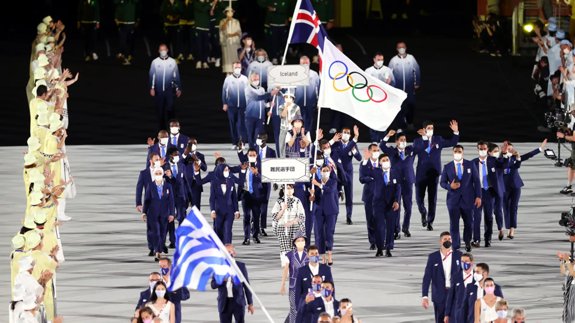 Los miembros del equipo olímpico de refugiados durante la ceremonia de inauguración de los Juegos de Tokio