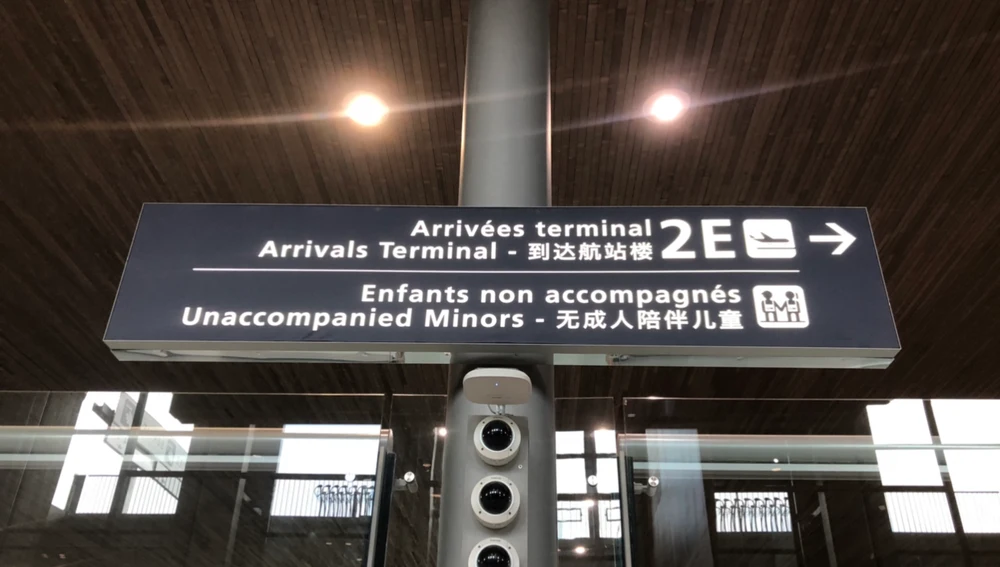 Cartel informativo en el aeropuerto de París Charles de Gaulle