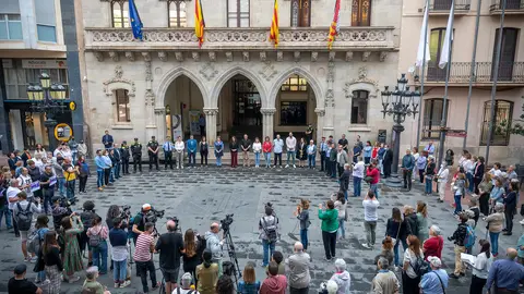 Minut de silenci a Terrassa per condemnar l’assassinat de dues noies que havien estat obligades a casar-se al Pakistan Minut de silenci a Terrassa per condemnar l’assassinat de dues noies que havien estat obligades a casar-se al Pakistan