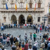 Minut de silenci a Terrassa per condemnar l’assassinat de dues noies que havien estat obligades a casar-se al Pakistan Minut de silenci a Terrassa per condemnar l’assassinat de dues noies que havien estat obligades a casar-se al Pakistan