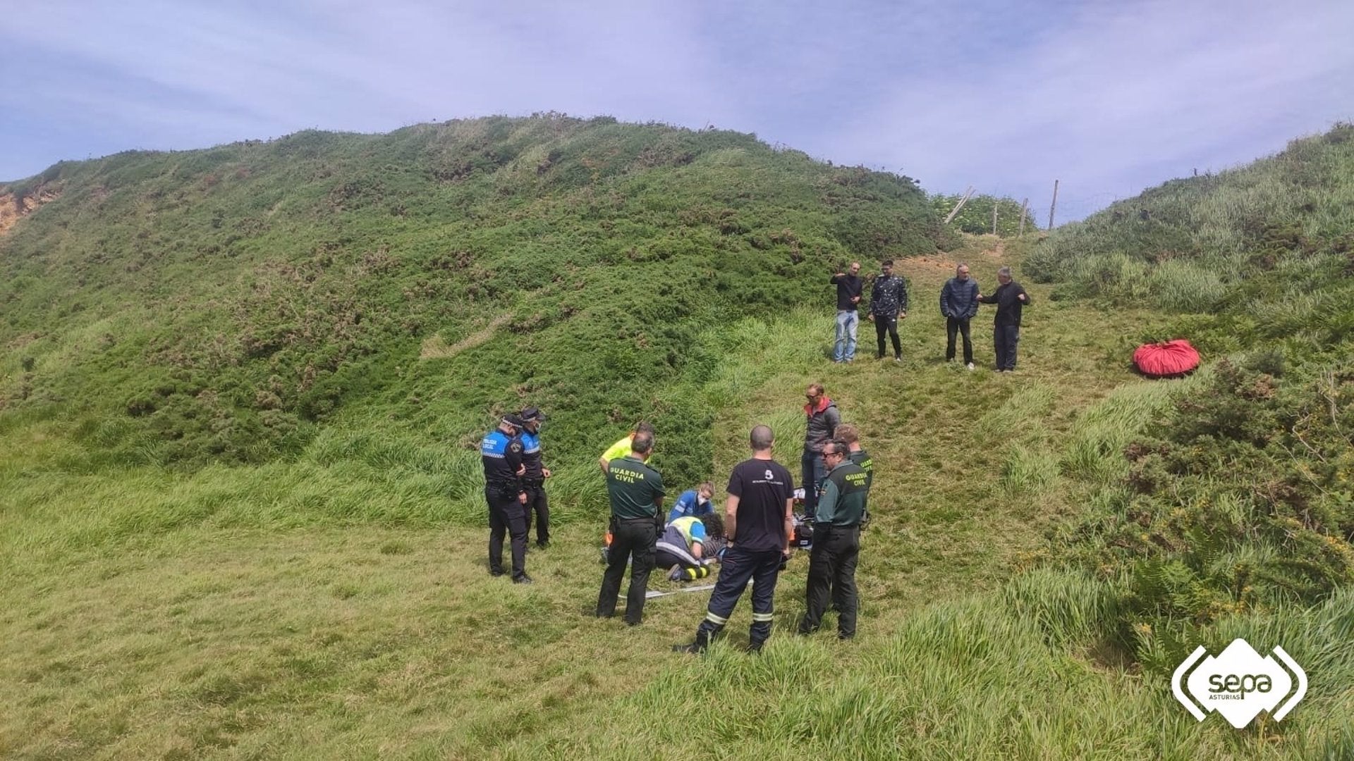Un parapentista ingresado tras caer en la playa de Xagó Un parapentista ingresado tras caer en la playa de Xagó