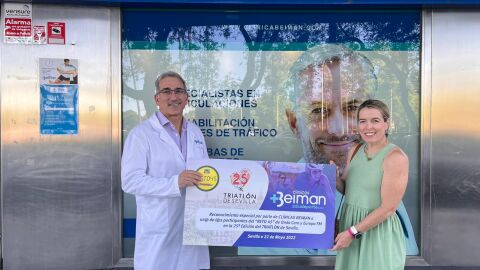 El doctor Juan de Dios Beas entrega el Premio Especial de Beiman a Noem&iacute; Rivas.