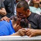 Personas que se abrazan y lloran por la matanza en una escuela en Texas