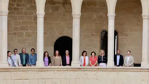 La Presidenta del Govern, Francina Armengol con el resto de consellers en el Castillo de Bellver.