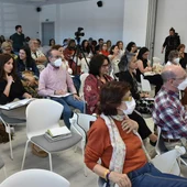 Participantes del congreso durante la presentación de un libro Participantes del congreso durante la presentación de un libro