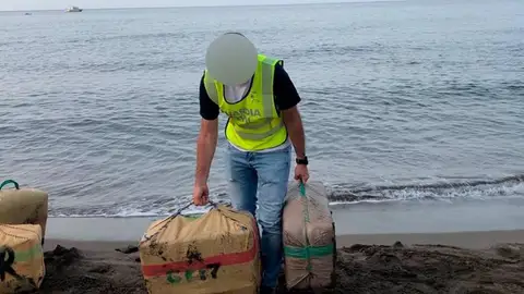 La Guardia Civil interviene 5 toneladas de hachís en una cala de Lorca