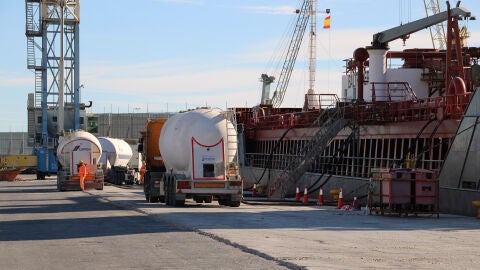 Una operación de carga de cemento en el Puerto de Alicante Una operación de carga de cemento en el Puerto de Alicante