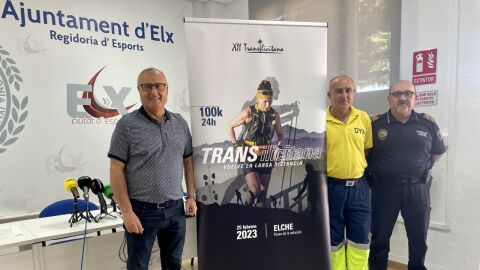 Al acto de presentación de la XII Transilicitana asistieron este jueves el edil Vicente Alberola, el agente Senén Ródenas y el responsable de DYA, Antonio Tarí. Al acto de presentación de la XII Transilicitana asistieron este jueves el edil Vicente Alberola, el agente Senén Ródenas y el responsable de DYA, Antonio Tarí.
