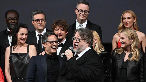 Gael García Bernal y Guillermo del Toro cantan una ranchera en el Festival de Cannes, en presencia de otros cineastas