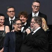 Gael García Bernal y Guillermo del Toro cantan una ranchera en el Festival de Cannes, en presencia de otros cineastas