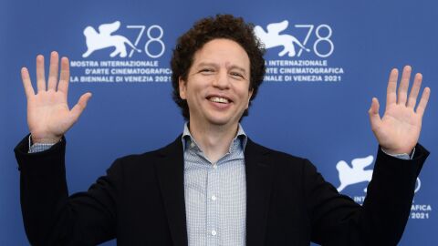 Michel Franco posa en el photocall de la Mostra de Venecia de 2021, donde present&oacute; su pel&iacute;cula 'Sundown'