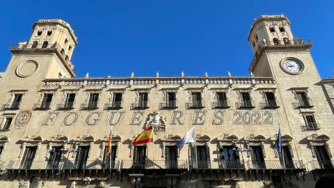 La fachada del ayuntamiento ya tiene instalada la iluminación especial La fachada del ayuntamiento ya tiene instalada la iluminación especial