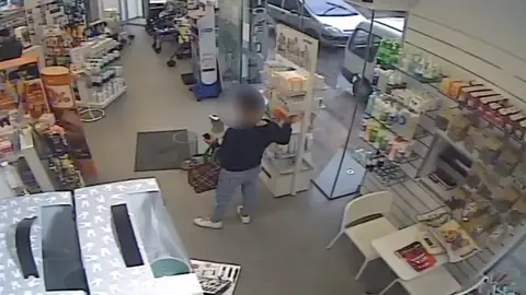 El detenido en una de las farmacias en las que robó. El detenido en una de las farmacias en las que robó.