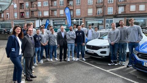 La plantilla del Unicaja Oviedo Baloncesto, en las instalaciones de Tartiere Auto