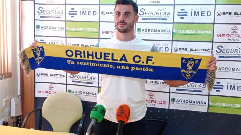 El Orihuela CF ficha al media punta Ayo e inicia su nueva era con la renovaci&oacute;n el entrenador &Oacute;scar S&aacute;nchez