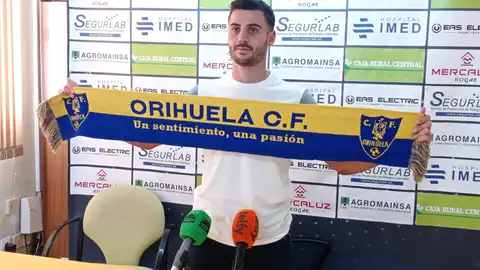 El Orihuela CF ficha al media punta Ayo e inicia su nueva era con la renovación el entrenador Óscar Sánchez El Orihuela CF ficha al media punta Ayo e inicia su nueva era con la renovación el entrenador Óscar Sánchez