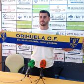 El Orihuela CF ficha al media punta Ayo e inicia su nueva era con la renovación el entrenador Óscar Sánchez